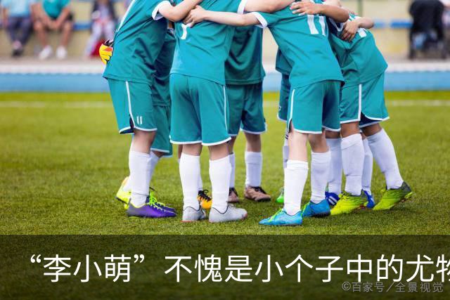 “李小萌”不愧是小个子中的尤物女神，穿黄色吊带连衣裙，美炸了